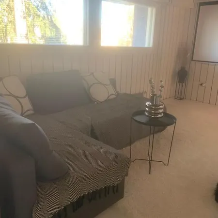 Omakotitalo Rauhallisella Sijainnilla Laehellae Keskustaa Maksuton Pysaekoeinti Ja Puusauna