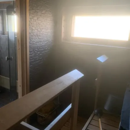 Omakotitalo Rauhallisella Sijainnilla Laehellae Keskustaa Maksuton Pysaekoeinti Ja Puusauna Daire *