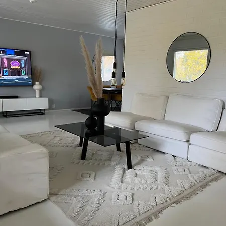 Daire Omakotitalo Rauhallisella Sijainnilla Laehellae Keskustaa Maksuton Pysaekoeinti Ja Puusauna Hämeenlinna