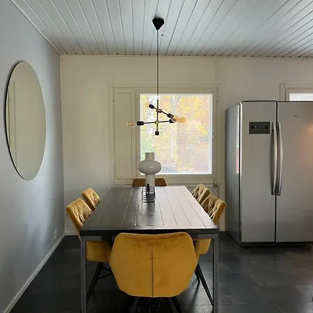 Omakotitalo Rauhallisella Sijainnilla Laehellae Keskustaa Maksuton Pysaekoeinti Ja Puusauna *