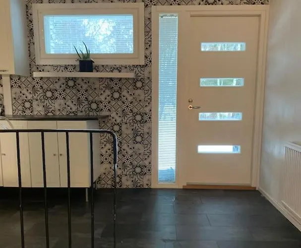 Omakotitalo Rauhallisella Sijainnilla Laehellae Keskustaa Maksuton Pysaekoeinti Ja Puusauna 公寓 海门林纳