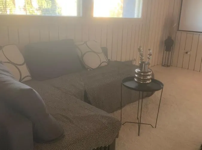 Omakotitalo Rauhallisella Sijainnilla Laehellae Keskustaa Maksuton Pysaekoeinti Ja Puusauna