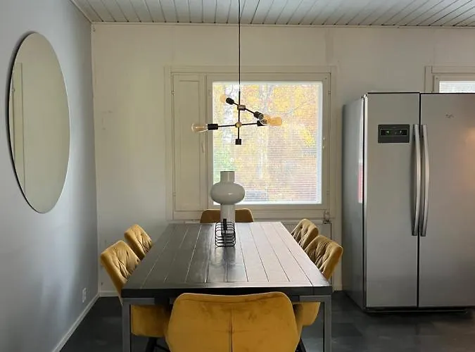 Omakotitalo Rauhallisella Sijainnilla Laehellae Keskustaa Maksuton Pysaekoeinti Ja Puusauna *