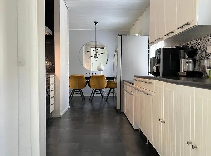 Omakotitalo Rauhallisella Sijainnilla Laehellae Keskustaa Maksuton Pysaekoeinti Ja Puusauna 海门林纳