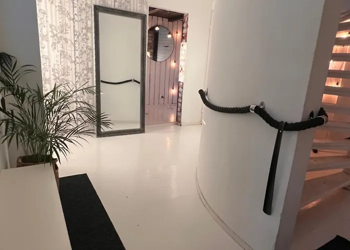 Omakotitalo Rauhallisella Sijainnilla Laehellae Keskustaa Maksuton Pysaekoeinti Ja Puusauna 海门林纳